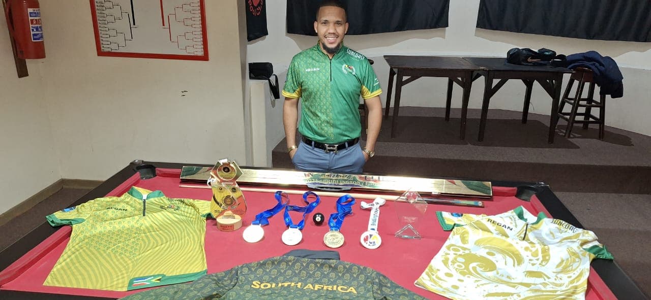 Regan Elie lining up a decisive blackball shot